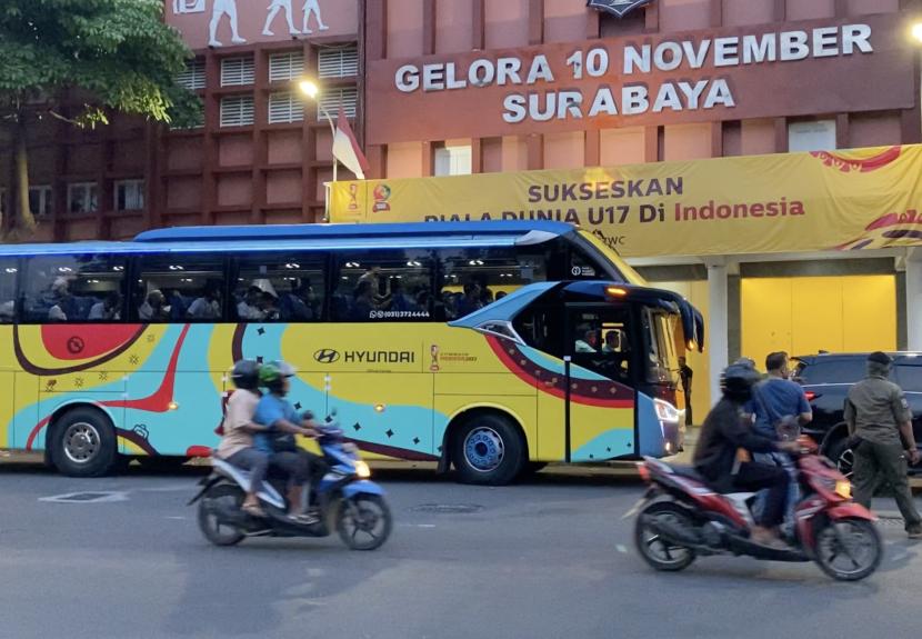 Bus yang membawa Timnas U-17 tiba di Gelora 10 November di Surabaya, Jawa Timur.