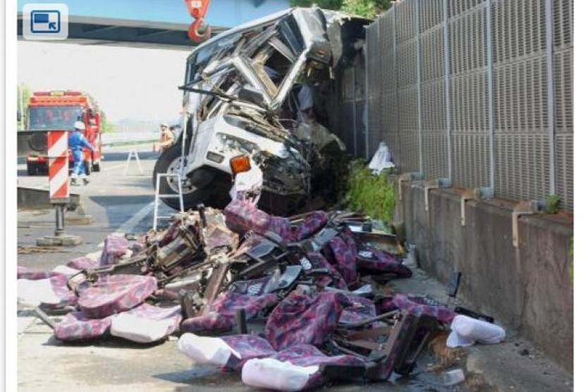 Bus yang menabrak pembatas jalan di Tokyo, Ahad (29/4/2012)