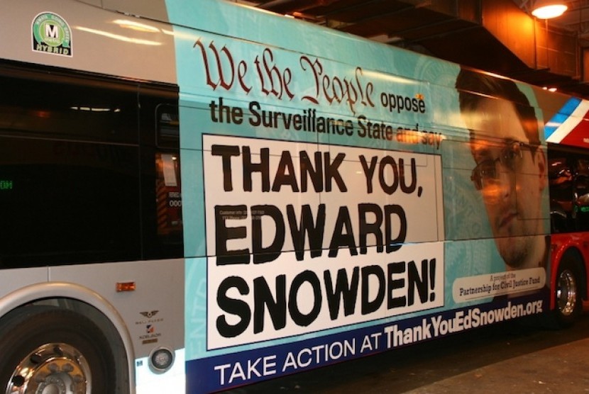 Bus yang menampilkan dukungan terhadap Edward Snowden di Washington