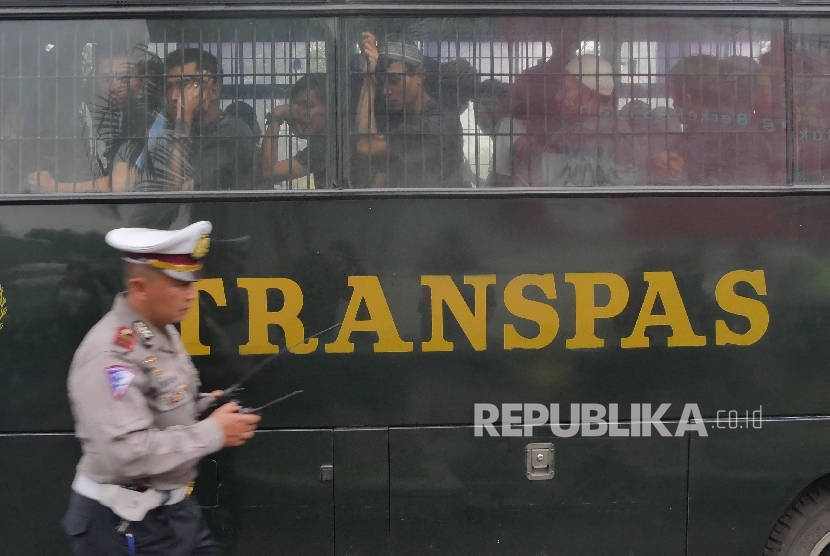 Bus yang mengangkut narapidana menunggu keberangkatan Lapas Banceuy Bandung, Selasa (26/4)