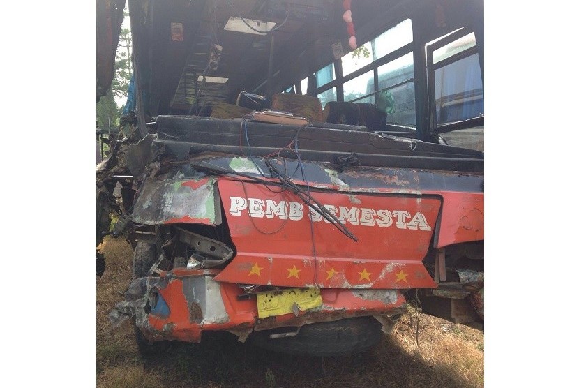 Bus yang rusak akibat tabrakan beruntun di jalan lintas Sumatra tepatnya di Desa Perkebunan Perlabian, Labuhanbatu Selatan 