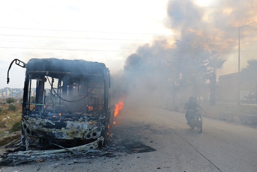 Ilustrasi - Bus terbakar.