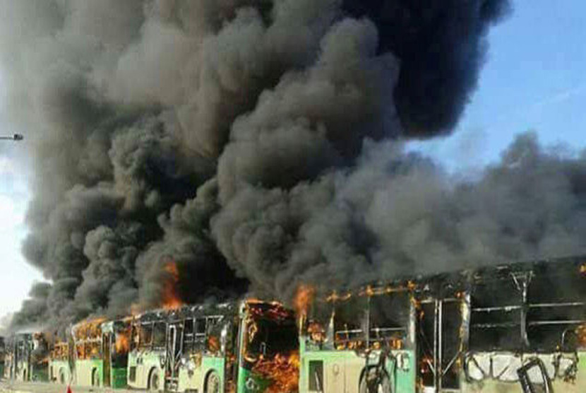 Bus terbakar di Provinsi Idlib.