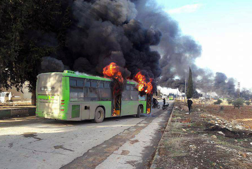 Bus yang terbakar saat perjalanan untuk mengevakuasi warga yang sakit dan terluka setelah mereka di serang dan di bakar di Provinsi Idlib, Suriah 18 Desember 2016.