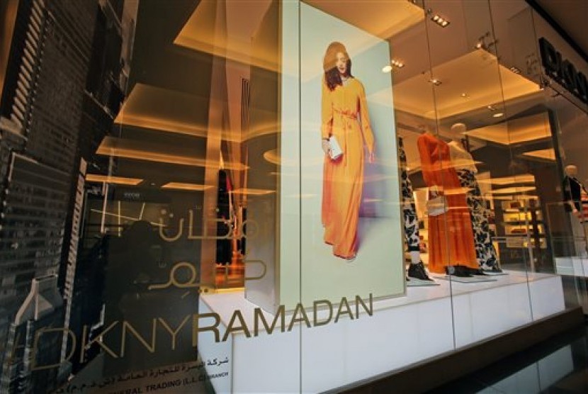 Busana abaya yang modis rancangan DKNY dijual di salah satu mal di Dubai.