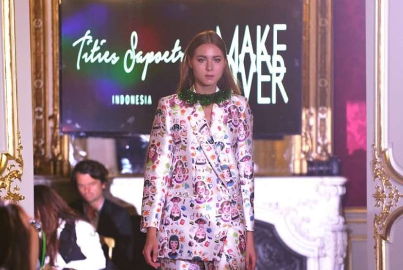 Busana-busana karya Tities Sapoetra yang ditampilkan di panggung Fashion Division Paris Show Spring Summer 2019.