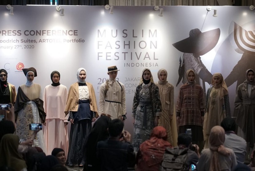  Busana desainer-desainer Indonesia dalam trunk show konferensi pers MUFFEST 2020. Gelaran MUFFEST 2020 akan dihelat bulan depan.