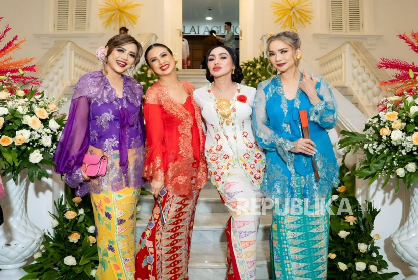 Busana karya Eni Joe.