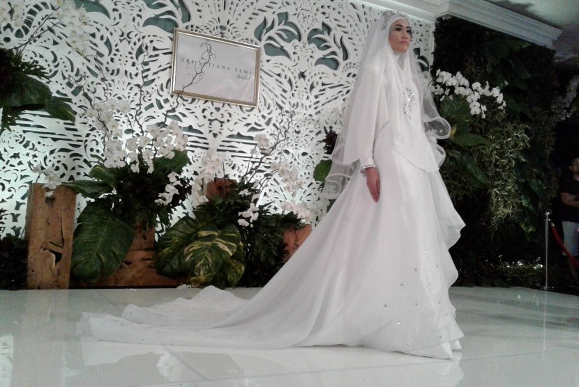 Busana pengantin Muslim berkonsep syar'i rancangan Oki Setiana Dewi.