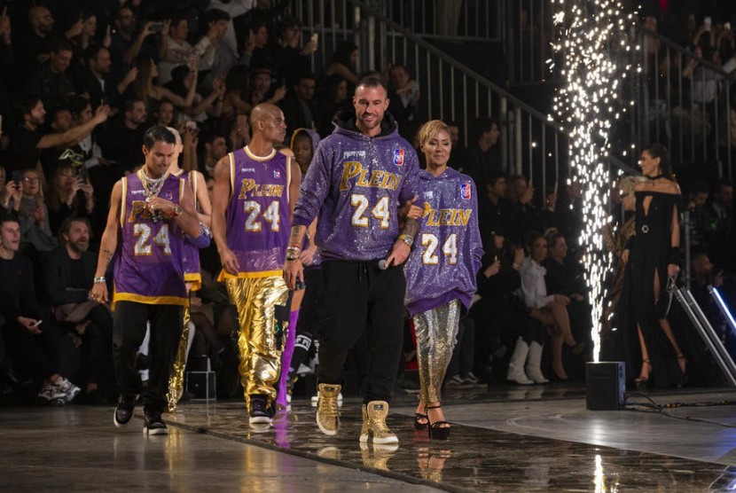 Busana rancangan desainer Philipp Plein yang ditujukan sebagai tribute untuk Kobe Bryant.