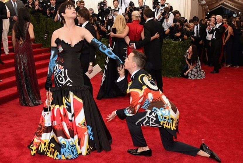 Busana rancangan Jeremy Scott yang dikenakan Katy Perry di Mel Ball 2015 dituding menjiplak karya seorang seniman jalanan.