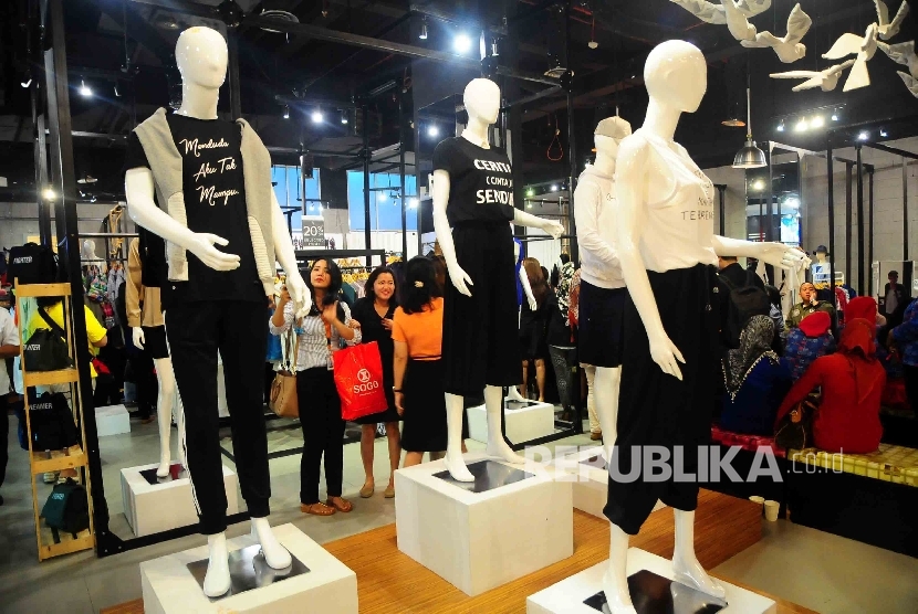 Busana Style Supply ID (SSID) di gerai Our Flock, Kuningan City, Jakarta, Rabu (27/1). Fashion streetwear yang digawangi oleh Mario Ginanjar dan Andity meluncurkan koleksi limited edition yang terinspirasi dari lagu-lagu Kahitna. 