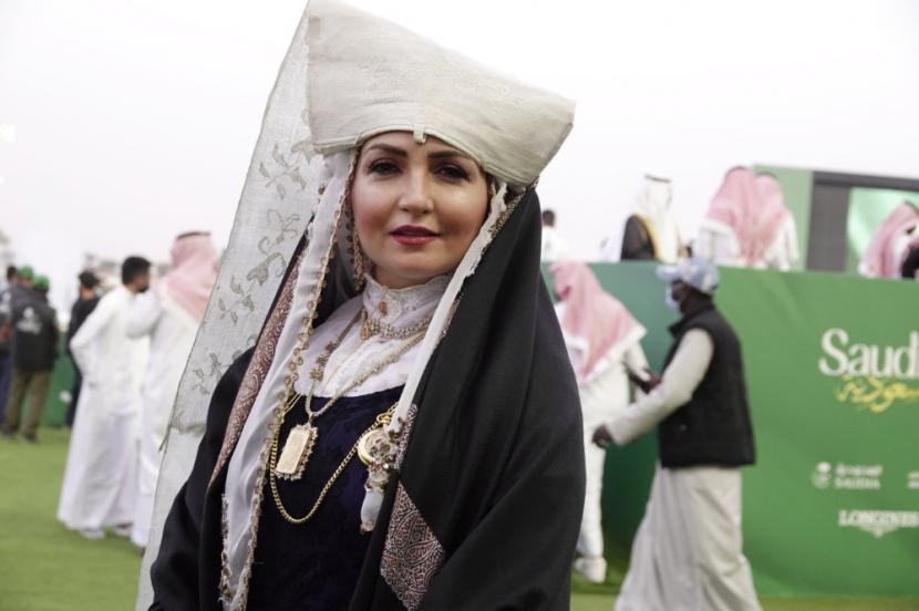 Busana tradisional wanita Arab Saudi