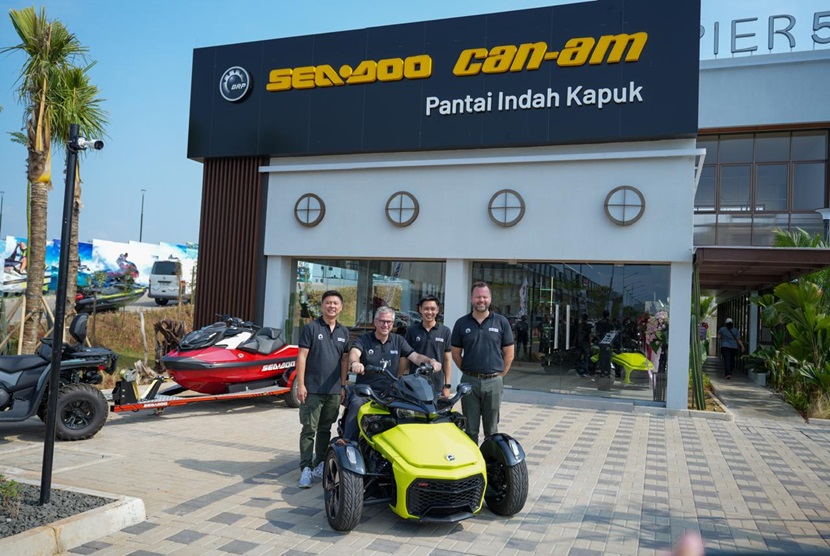 Managing Director Sea-Doo Can-Am Indonesia, Ade Christian, Vice President & General Manager Bombardier Recreational Products International  Steve Pelletier, Business Development Manager Emerging Asia,