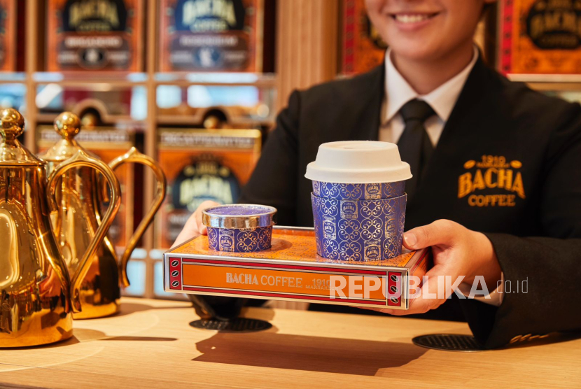 Butik Bacha Coffee di Plaza Indonesia menawarkan aneka pilihan kopi untuk dinikmati di perjalanan.