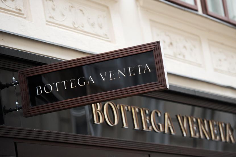 Butik Bottega Veneta. Jenama mewah ini mendonasikan 300 ribu euro untuk penelitian vaksin di Italia.