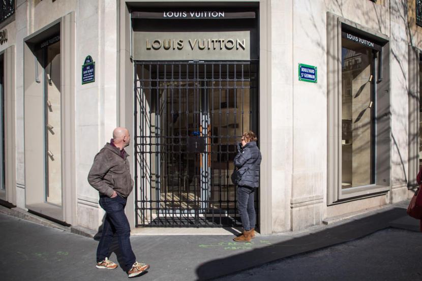 Butik Louis Vuitton, Paris, Prancis. Pengunjuk rasa mengganggu peragaan busana Louis Vuitton di Paris. Ilustrasi.
