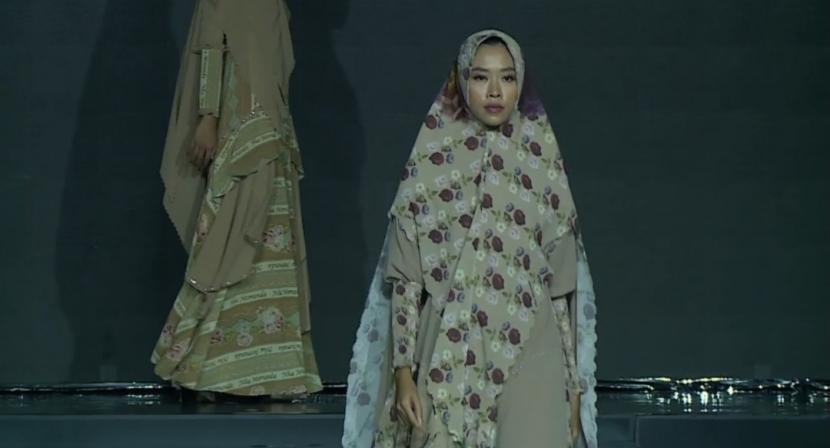 Butik Nha Mirranda memperkenalkan koleksi bertajuk Sparkle Dream di panggung Jakarta Fashion Trend 2022. 