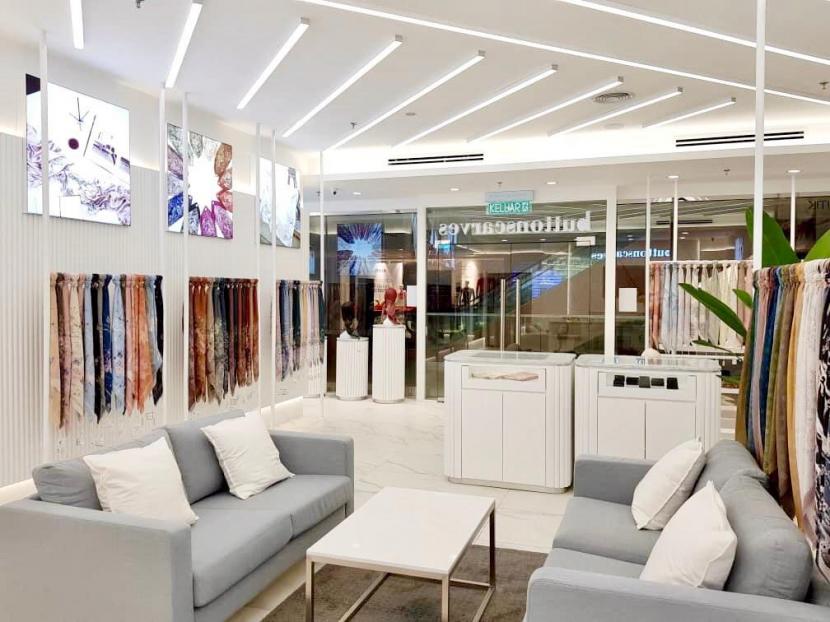 Buttonscarves membuka toko perdananya di Malaysia, berlokasi di Avenue K Mall, Kuala Lumpur. Offline store Buttonscarves pertama di Malaysia ini telah beroperasi sejak awal Agustus 2020. 