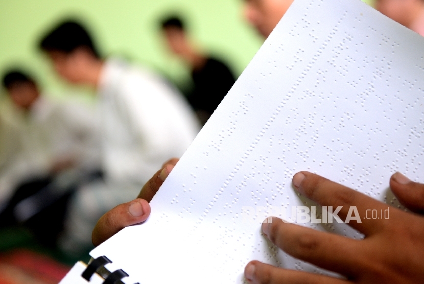 Butuh waktu bagi para santri Pondok Pesantren Tunanetra Raudlatul Makfufin membaca Alquran Braille. 