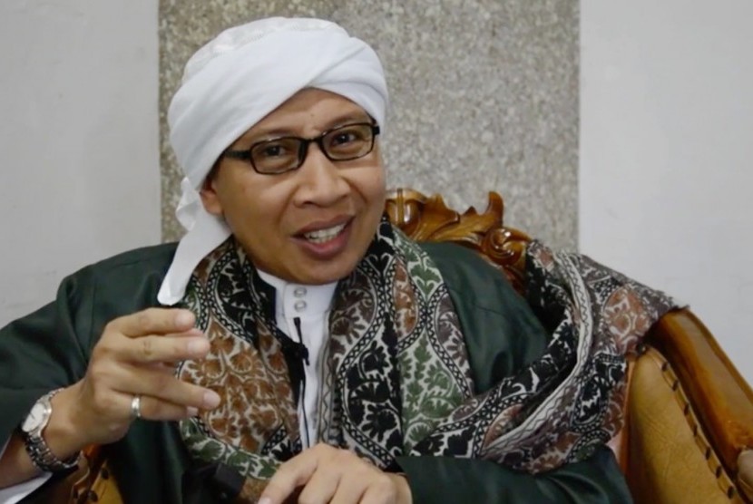 Buya Yahya. Islam mewajibkan Muslimah baligh untuk untuk berhijab