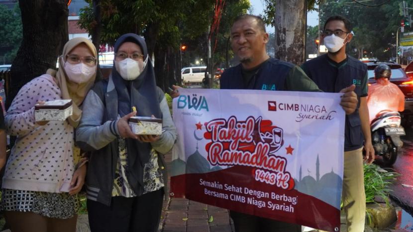 BWA, CIMB Niaga Syariah dan Rohis Artajasa  membagikan paket takjil di wilayah Jakarta, Jumat (22/4).