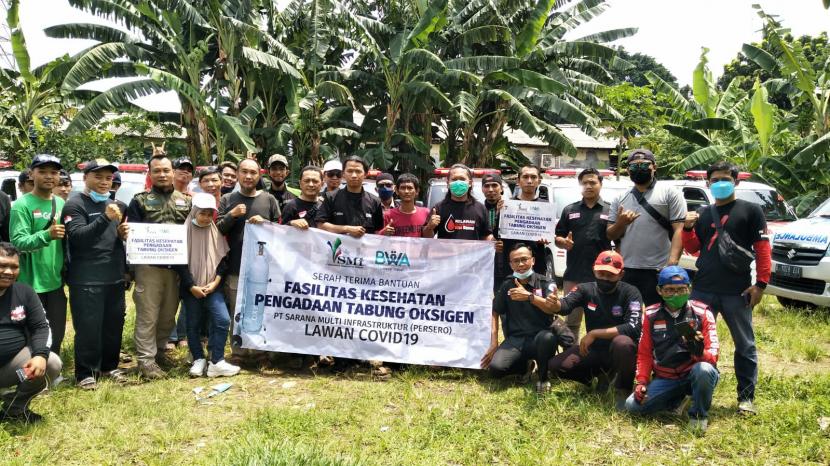 BWA dan PT SMI menyerahkan bantuan tahap kedua tabung oksigen  di sekretariat ambulans gratis basecamp Komodo Reborn Depok, Jawa Barat, Ahad (7/11).