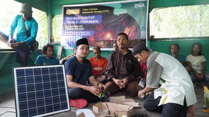 BWA Inovasi Wakaf menyalurkan colar cell tahap kedua kepada  warga Suku Togutil di Desa Woda, Kecamatan Oba, Kabupaten Tidore Kepulauan, Maluku Utara, Selasa (20/12/2022).