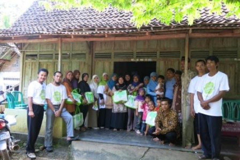 BWA mendistribusikan 400 paket busana muslim untuk warga dhuafa di desa Giripurwo, Gunung Kidul, Jogjakarta