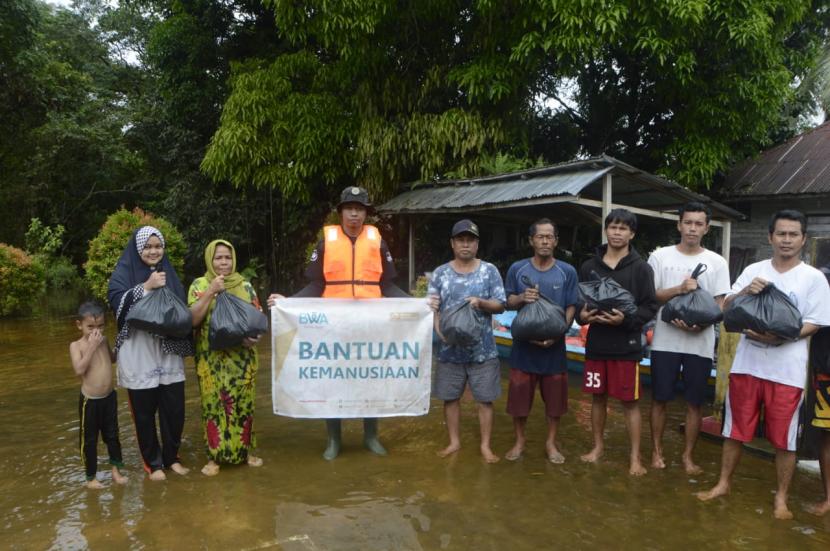 BWA menyalurkan bantuan sembako dan lain-lain kepada korban banjir Sintang, Kalimantan Barat (Kalbar).