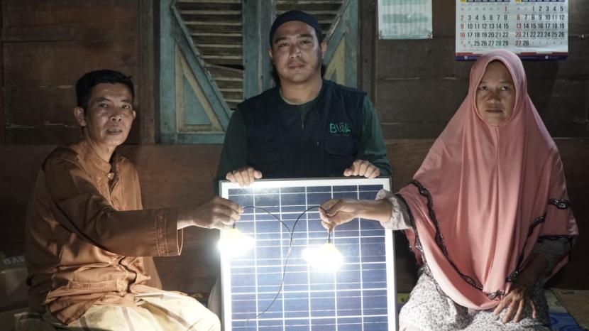 BWA menyerahkan bantuan lampu solarcell dan sembako kepada warga Dusun Tua, Desa Pangkalan Kapas, Kampar Kiri Hulu, Riau, Ahad (13/2).