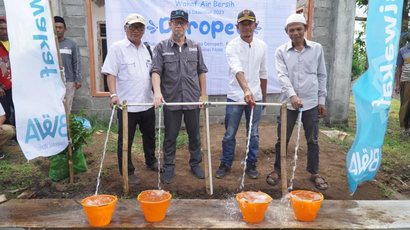 BWA meresmikan projek WAfP ( Water Action for People) atau Wakaf Sarana Air Bersih di Dusun Damkasipahu, Desa Doropeti, Kecamatan Pekat, Kabupaten Dompu, Provinsi Nusa Tenggara Barat (NTB), Rabu (13/12/2023). 