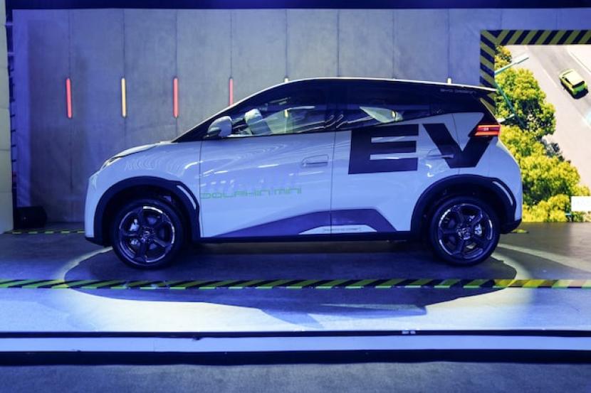 BYD EV Dolphin Mini ditampilkan saat produsen kendaraan listrik China mengumumkan peluncuran EV berbiaya rendah di Mexico City, Meksiko 28 Februari 2024.