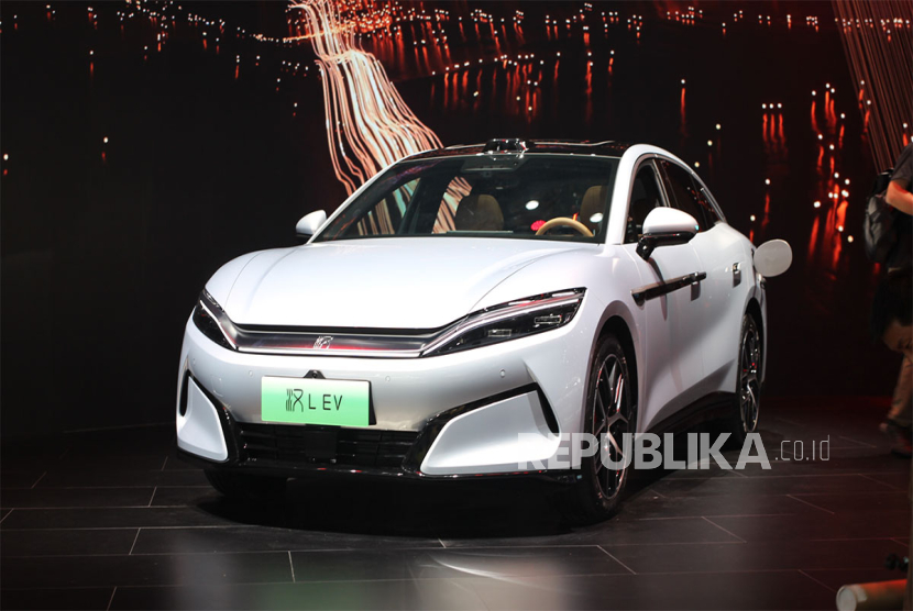 BYD Han L EV yang dipamerkan di pameran otomotif Shanghai April 2025.