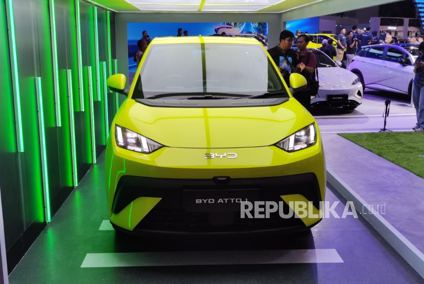 BYD Indonesia meluncurkan line up terbarunya, Atto 1, dalam acara media day Gaikindo Indonesia International Auto Show (GIIAS) 2025 di ICE, BSD City pada Rabu (23/7/2025). BYD merilis Atto 1 dengan harga Rp195 juta untuk varian Dynamic dan Rp235 juta untuk tipe Premium.