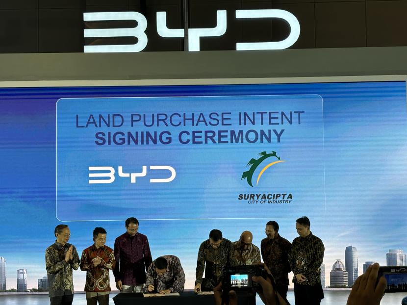  BYD membangun pabrik mobil listrik di Subang Jawa Barat dan akan beroperasi Januari 2026.