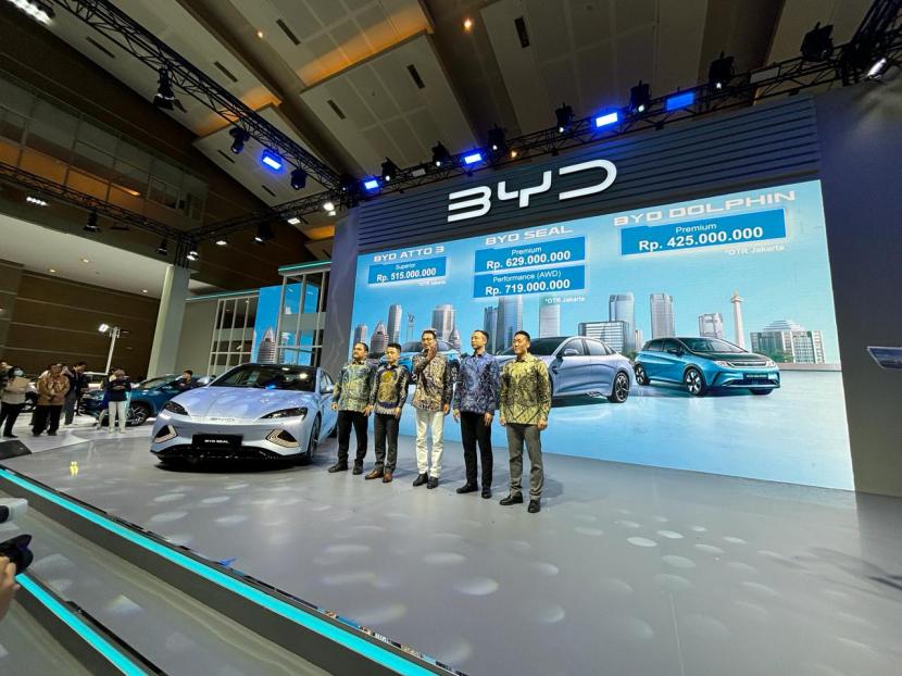 BYD merilis harga resmi BYD Dolphin, BYD Atto 3, dan BYD Seal bersamaan dengan momentum pembukaan booth BYD pada Indonesia International Motor Show (IIMS) 2024, Kamis (15/2/2024).