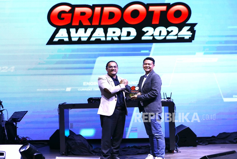 BYD Motor Indonesia berhasil mendominasi ajang GridOto Awards 2024 dengan menyabet tiga penghargaan bergengsi. Mobil listrik BYD M6 bahkan dinobatkan sebagai Car of The Year.