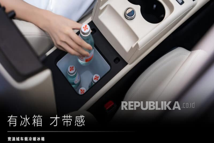 BYD Qin L EV memiliki lemari es untuk empat botol di terowongan tengah.