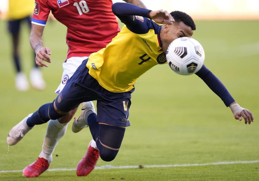 Byron Castillo (4) dari Ekuador, dilanggar oleh pemain Cile Sebastian Vegas saat pertandingan sepak bola kualifikasi Piala Dunia Qatar 2022 di Stadion Rodrigo Paz Delgado di Quito, Ekuador, Minggu, 5 September 2021. Ekuador dituding menggunakan pemain tidak sah, Byron Castillo.