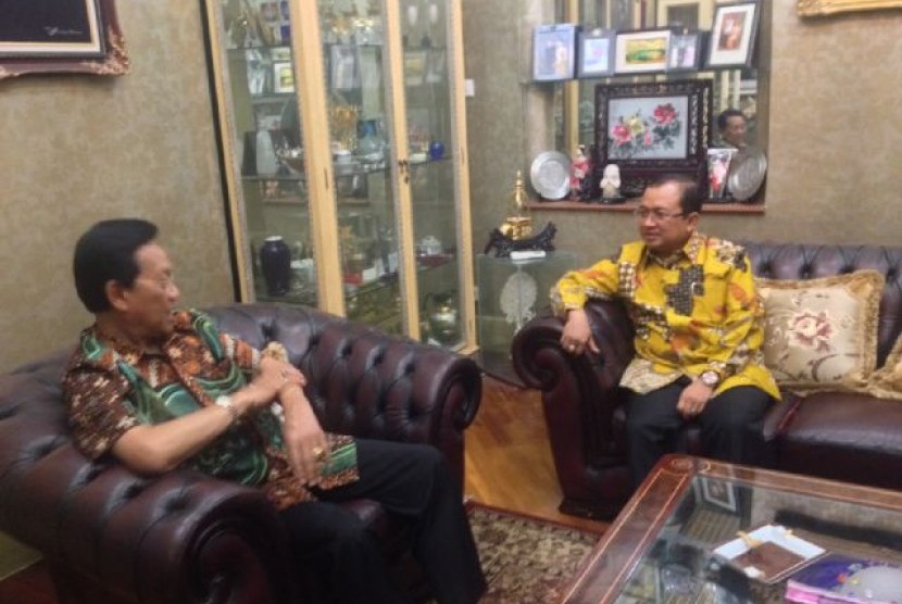 Sesepuh Partai Golkar Sultan Hamengku Buwono X bertemu dengan calon ketua umum Golkar Priyo Budi Santoso