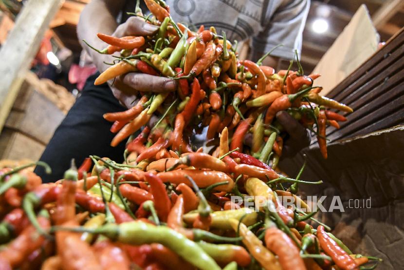 Cabai rawit merah. Harga cabai merah di pasar tradisional Kabupaten Sukabumi terutama di Palabuhanratu masih tinggi, yaitu Rp 70 ribu per kg.