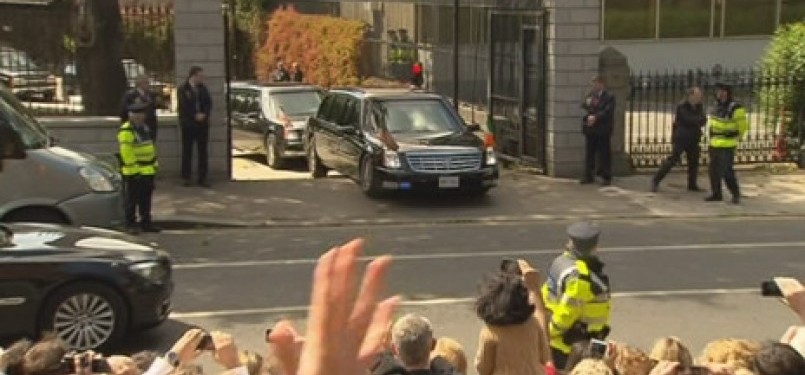 Cadillac anti-peluru Presiden Barack Obama tersangkut gundukan di gerbang Kedubes AS di Dublin.