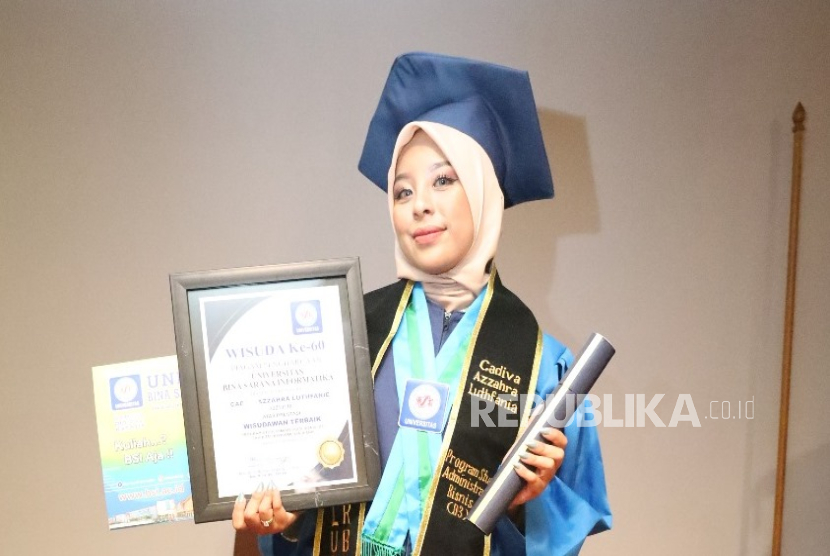 Cadiva Azzahra Luthfanie, wisudawan terbaik Universitas BSI (Bina Sarana Informatika) dari Program Studi Administrasi Bisnis, adalah bukti nyata bahwa lintas jalur itu sah-sah saja selama ada semangat belajar.