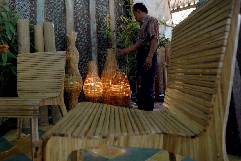 Cafts made of Bamboo are on display at a workshop in Magelang, Central Java. (illustration)   