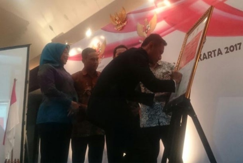 Cagub Agus Yudhoyono dan Cawagub Sylviana Murni menandatangani komitmen wujudkan Jakarta bebas maladministrasi