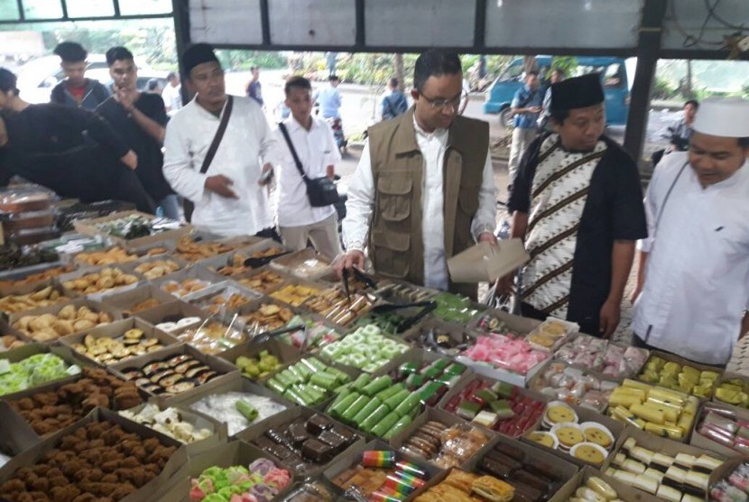 Cagub Anies Baswedan berbelanja jajanan kue.