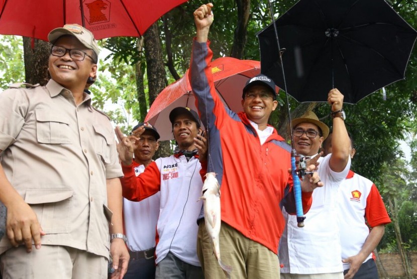 Cagub Anies Baswedan mengikuti acara mancing bersama relawannya.