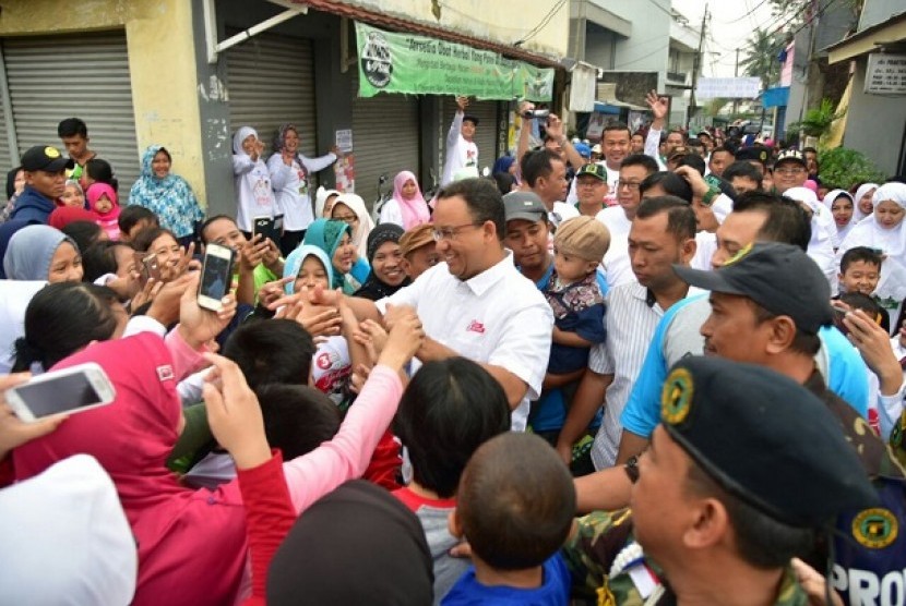 Cagub Anies Baswedan mengikuti car free day unik di Kampung Tanah, Klender, Duren Sawit, Jaktim