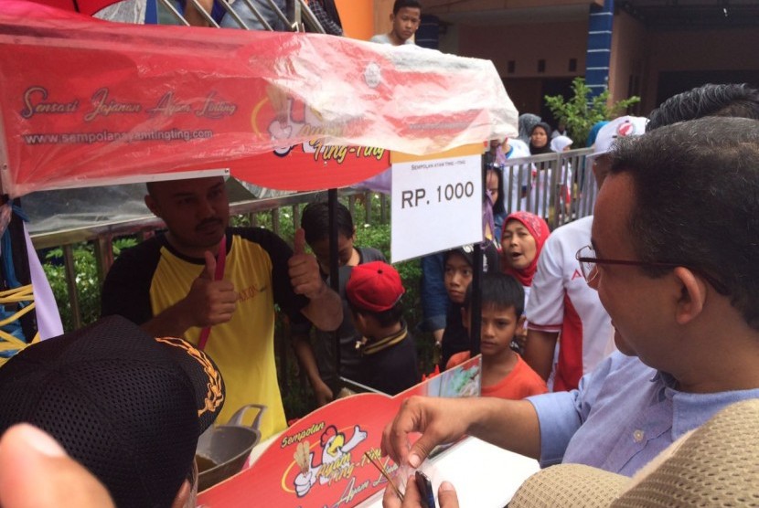 Cagub Anies Baswedan menyapa pedagang di Jatipadang, Pasar Minggu, Sabtu (28/1).